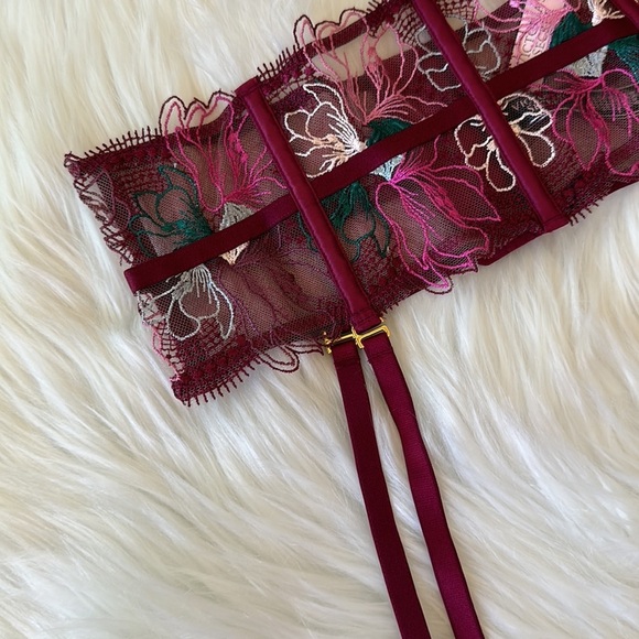 Victoria’s Secret 
Floral Lace Garter Belt - Picture 2 of 4